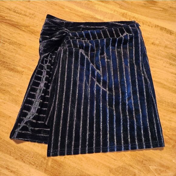 NWOT J.O.A Twist Front Mini Skirt Size Small - Picture 5 of 7